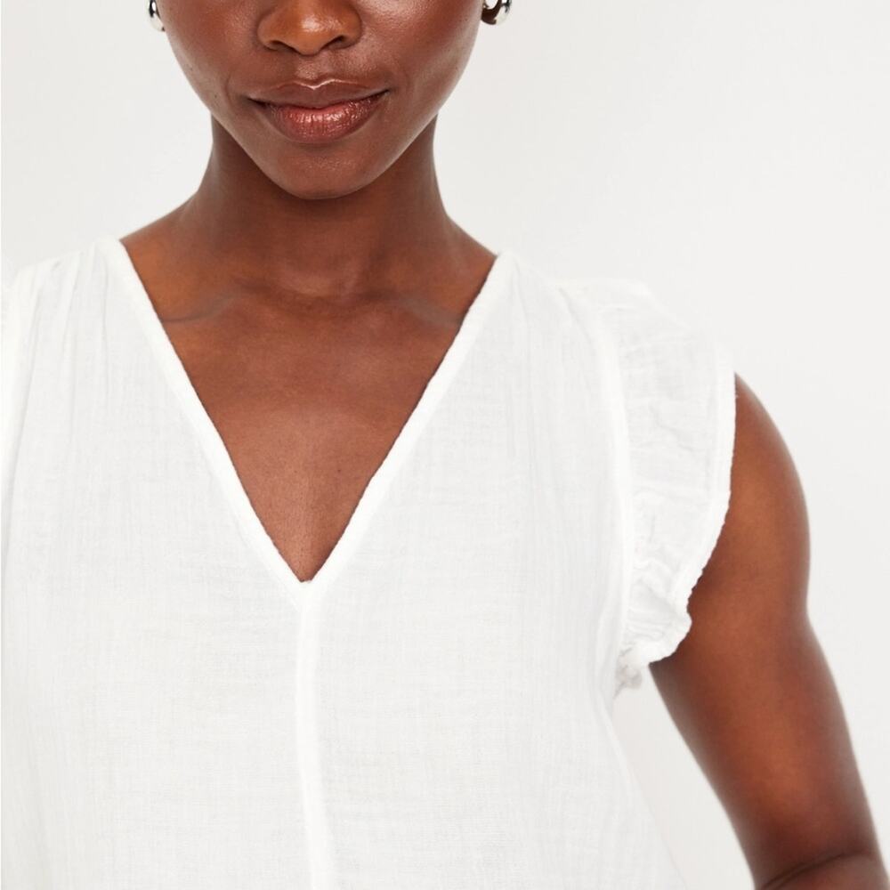 Old Navy White Lilies Sleeveless Crinkle Gauze Top - Picture 4 of 10